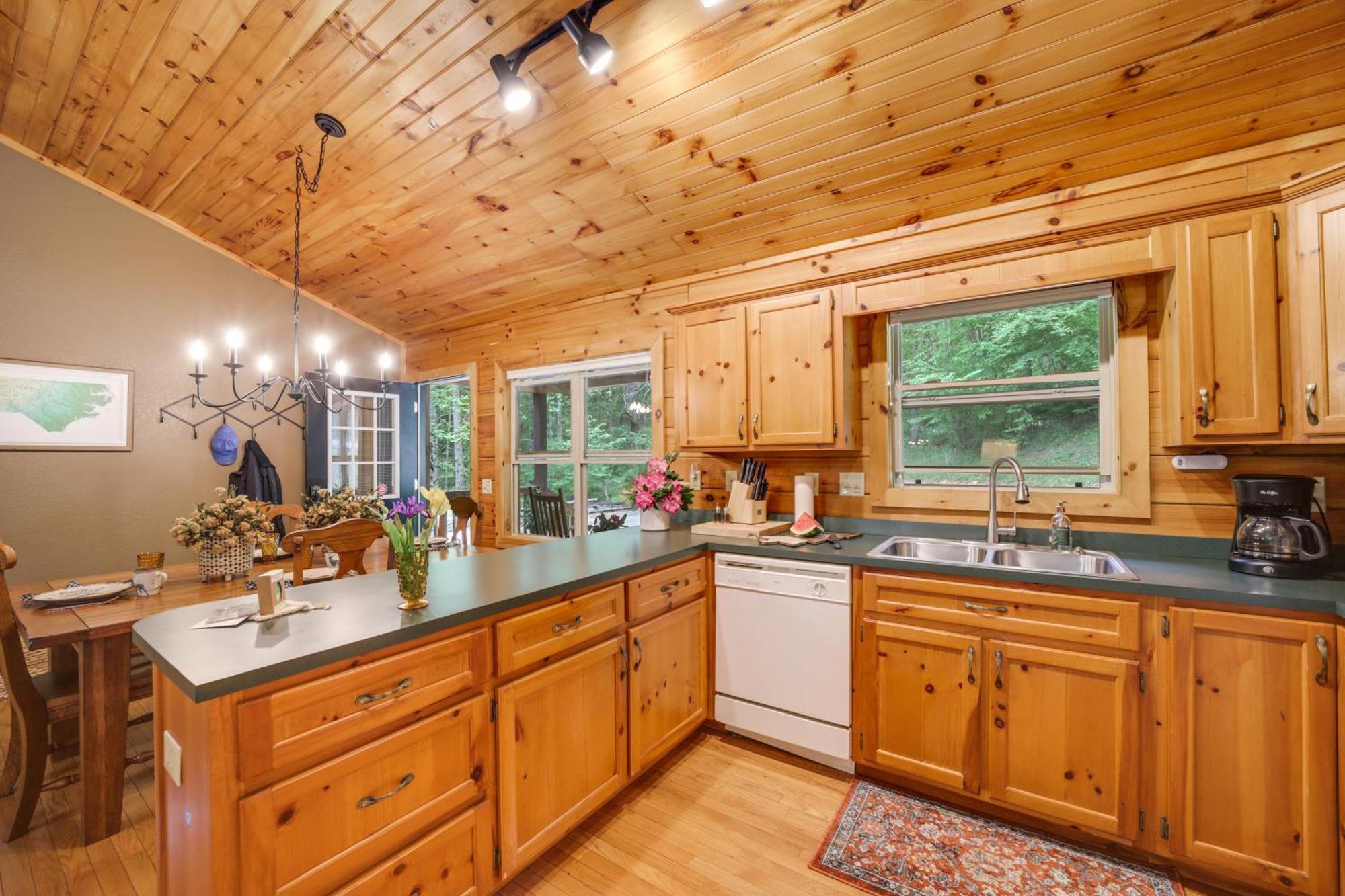 Peaceful Smoky Mountain Cabin With Deck And Fire Pit! Уэйнсвилл Экстерьер фото