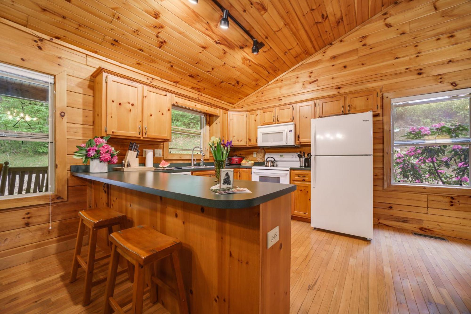 Peaceful Smoky Mountain Cabin With Deck And Fire Pit! Уэйнсвилл Экстерьер фото